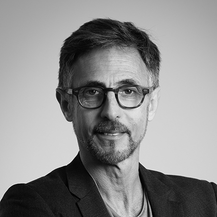 Headshot of Oliver Silvestre